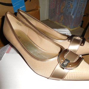 9M ANNE KLEIN IFLEX madalon tan textile kitten hee